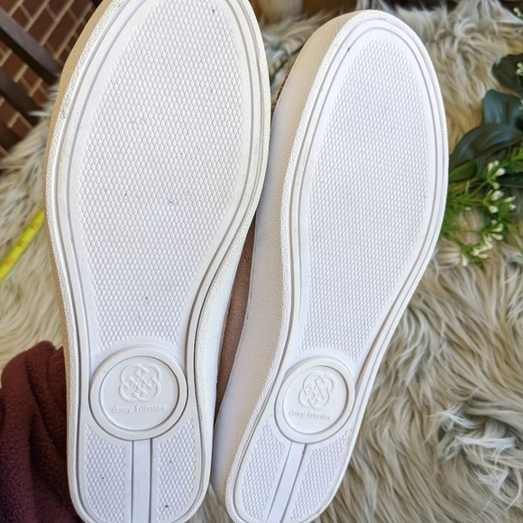 Daisy Fuentes Sneakers - Picture 8 of 11